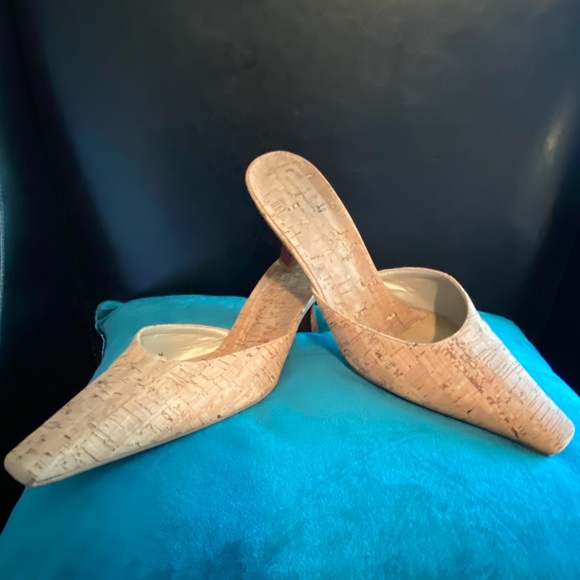 Stuart Weitzman Natural Colored pointed toe Mules. Size 7.5 - Picture 2 of 5